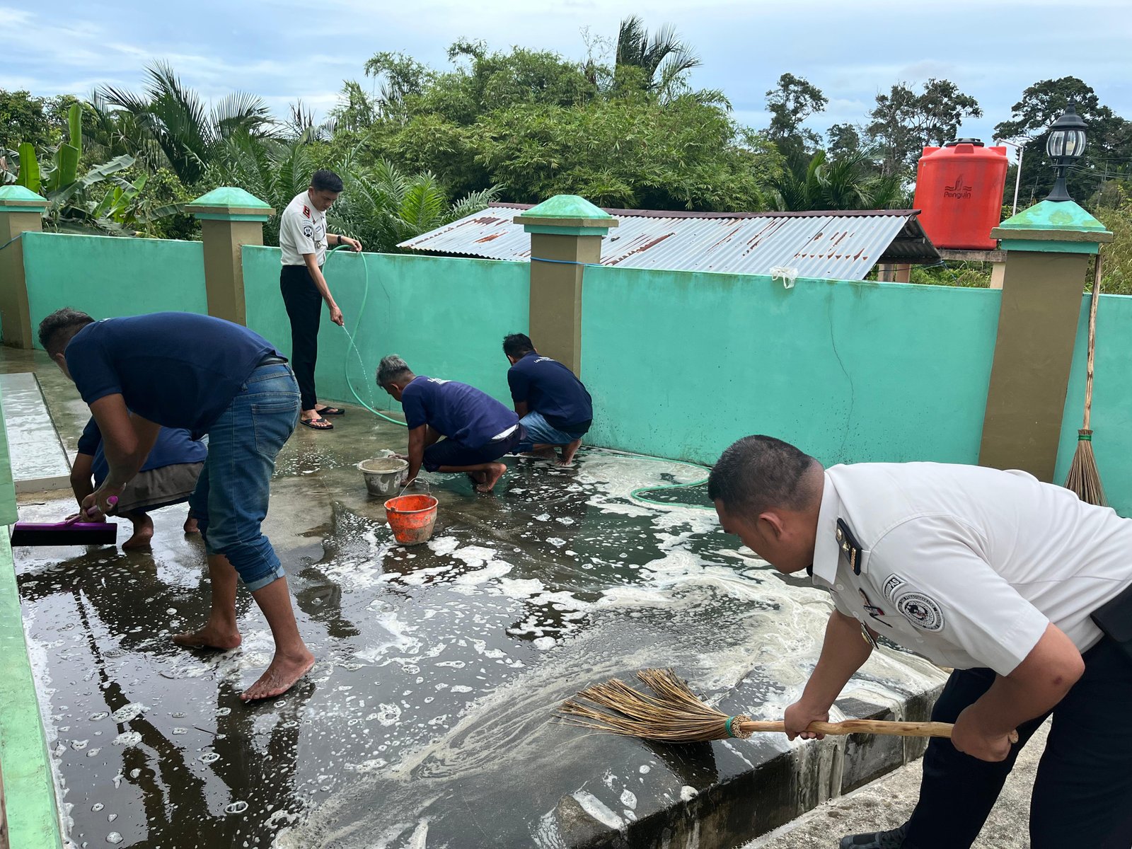 Sambut Ramadhan 1447 H, Lapas Tanjungpandan Gelar Kerja Bakti Bersama Warga Binaan di Masjid As-Sujuud